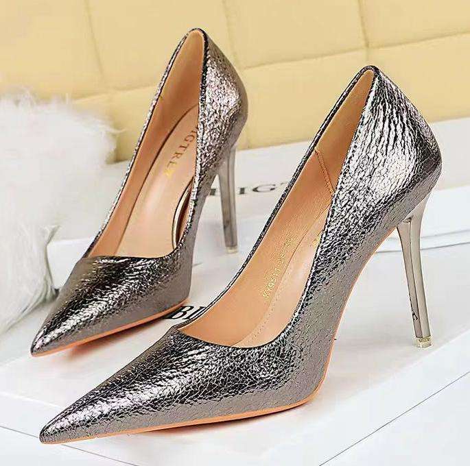 金属压花 PU 皮革女鞋